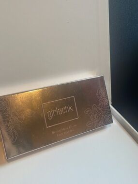 GIRLACTIK blush me and glow face palette